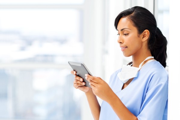 A nurse looks at blogs on her tablet